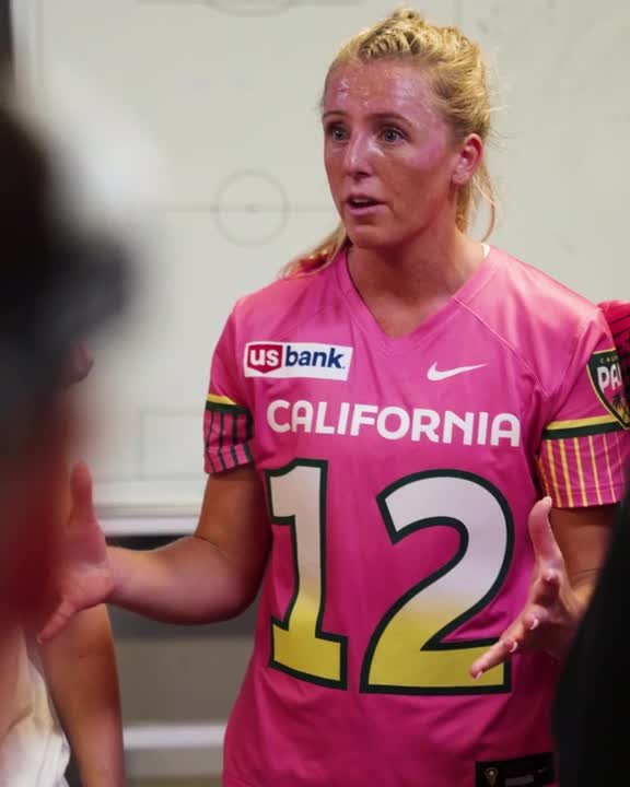 Inside the California Palms halftime lockerroom where Ally Mastroianni speaks with the team